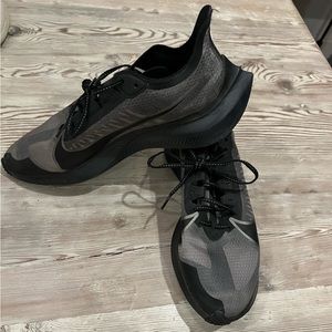 Nike zoom gravity running shoes